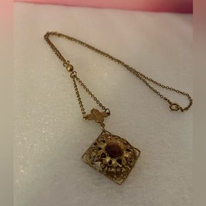 Beautiful vintage gold tone with amethyst colored stone necklace.